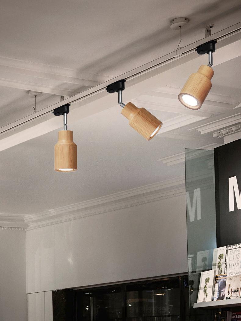 Grote plafondlamp voor de woonkamer met houten spots