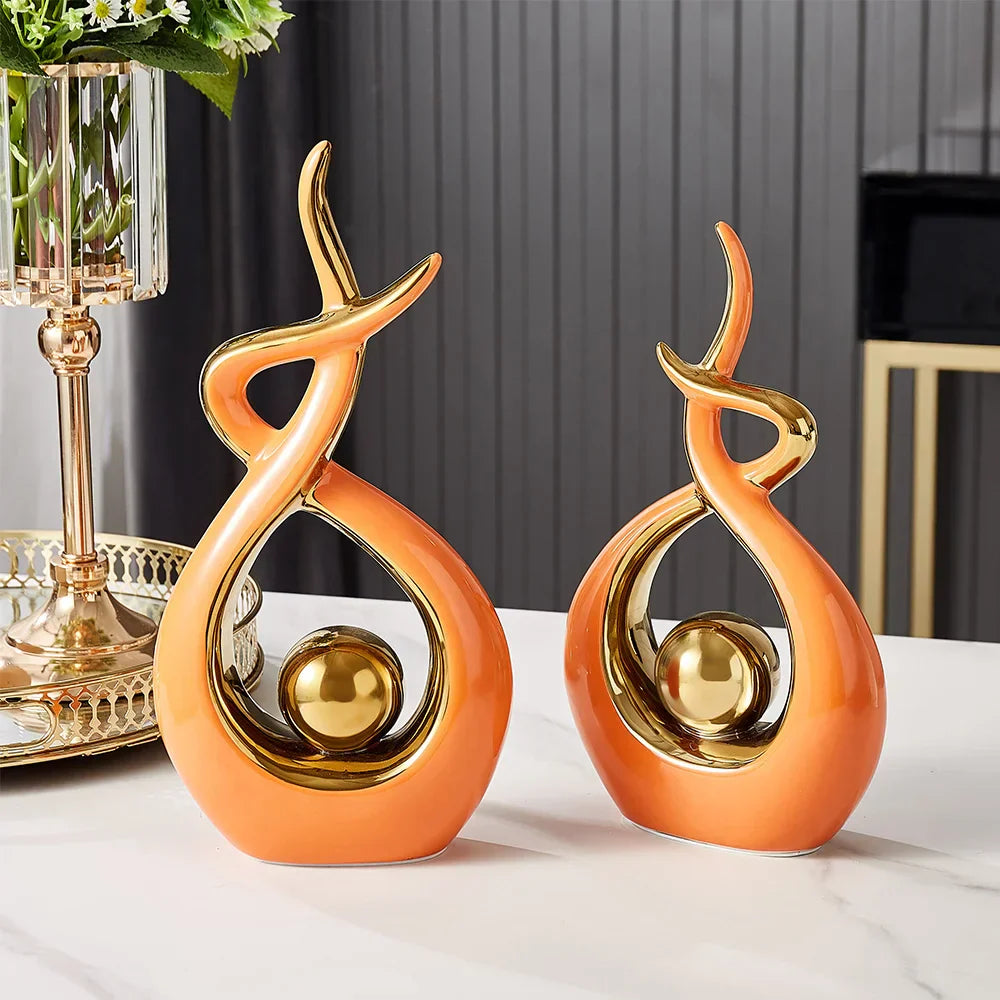 Keramisch beeld met abstracte vorm en gouden bol