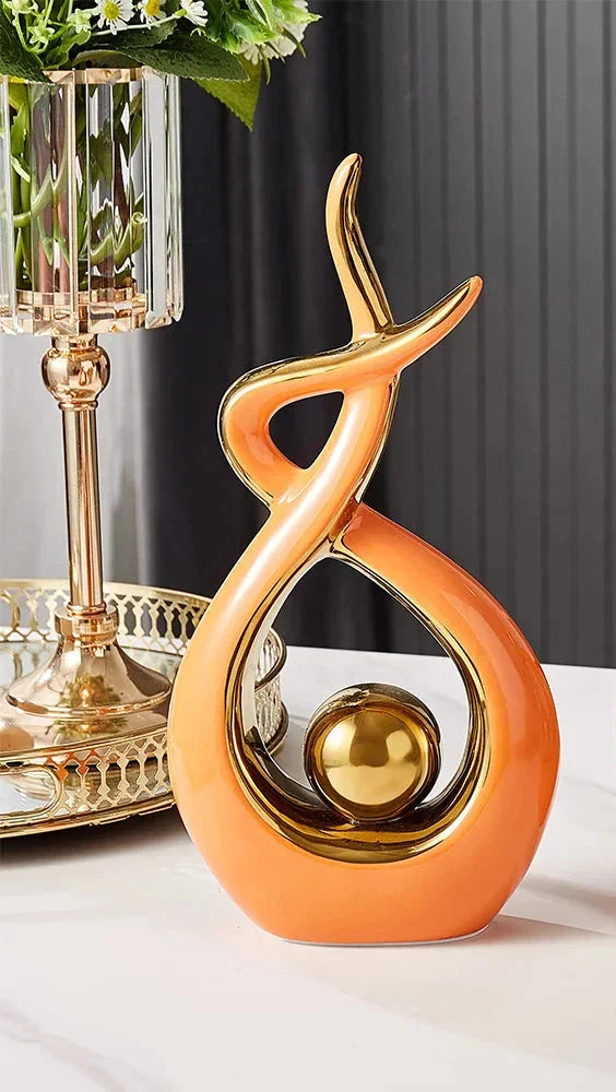 Keramisch beeld met abstracte vorm en gouden bol