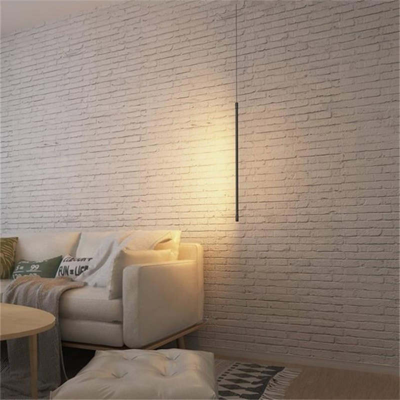 Minimalistische lineaire LED-hanglamp naast het bed