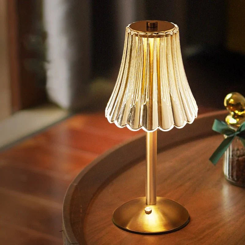 Lampa stołowa LED z kryształowym kloszem i złotym wykończeniem, aktywowana dotykiem