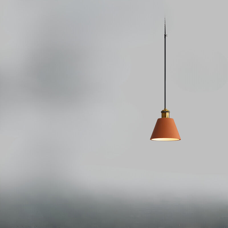 Przemysłowa lampa wisząca z metalowym kloszem do salonu