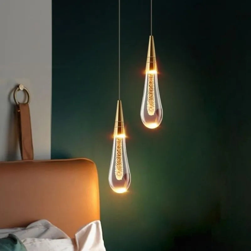 Lampa wisząca ze złotą oprawą kropla i szklanym kloszem