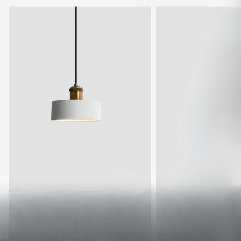 Przemysłowa lampa wisząca z metalowym kloszem do salonu