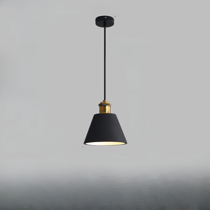 Przemysłowa lampa wisząca z metalowym kloszem do salonu