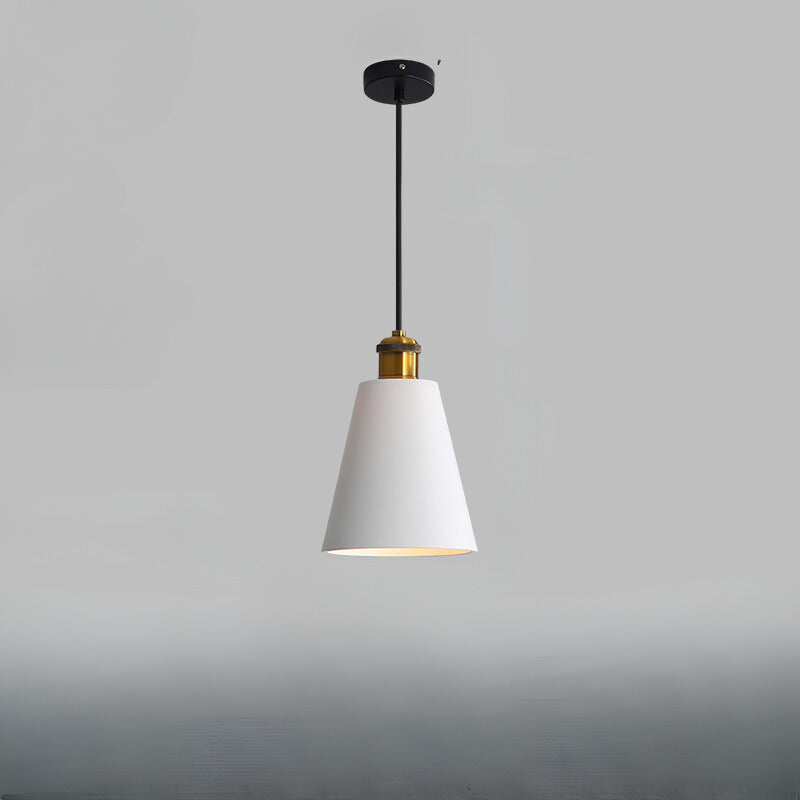 Przemysłowa lampa wisząca z metalowym kloszem do salonu