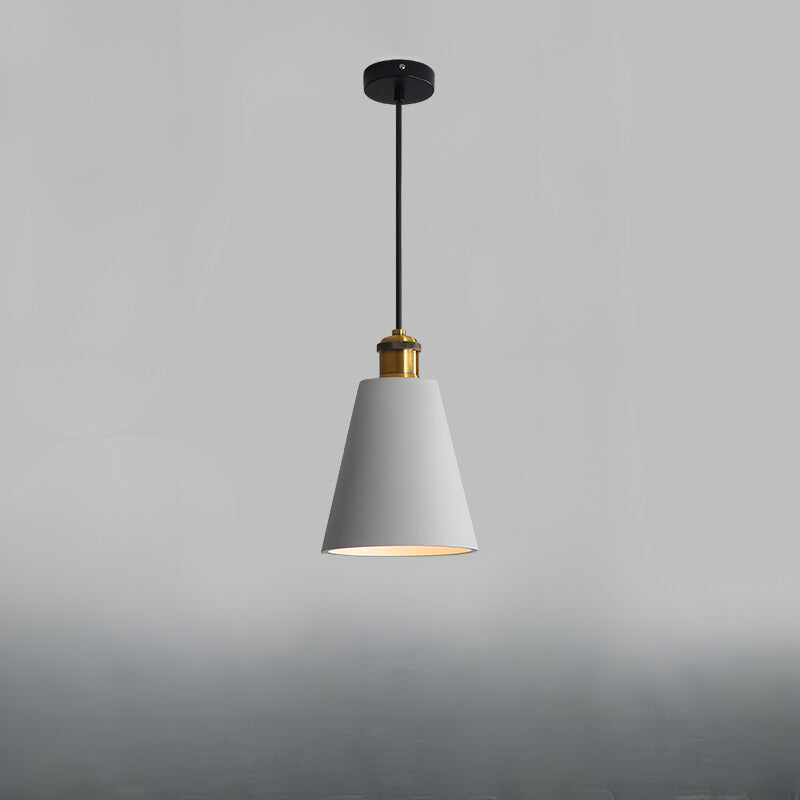 Przemysłowa lampa wisząca z metalowym kloszem do salonu