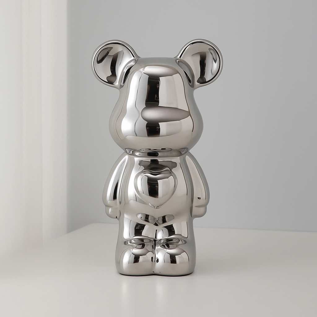 Beeldje van een beer met spiegelend metallic oppervlak