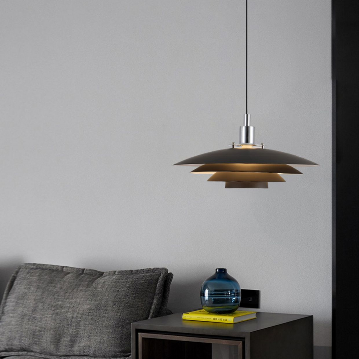 Lampa wisząca z organicznej warstwy metalu