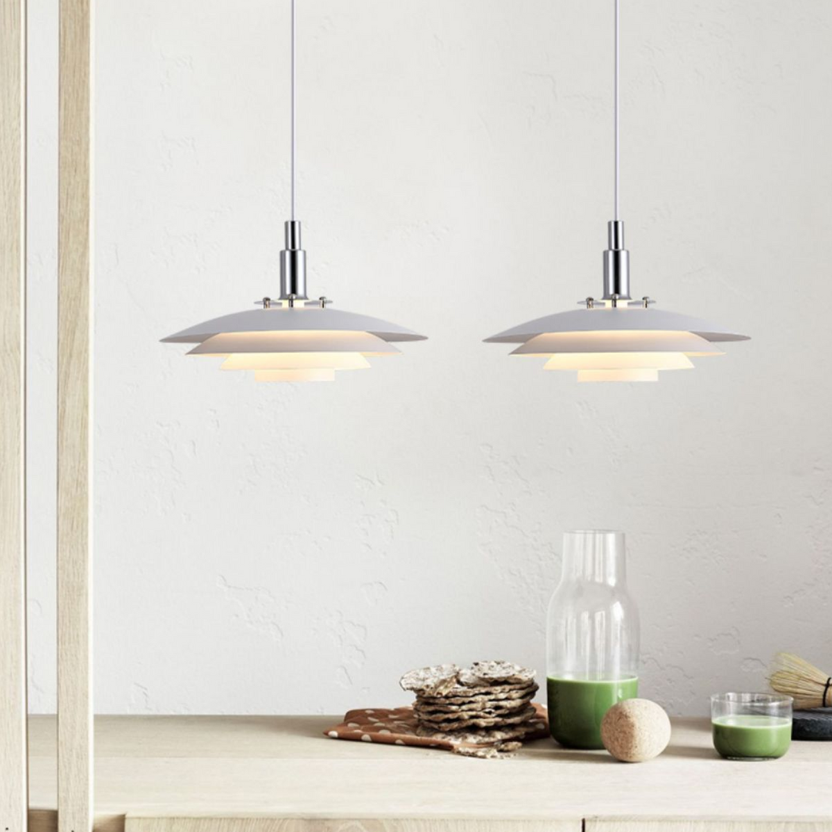 Lampa wisząca z organicznej warstwy metalu