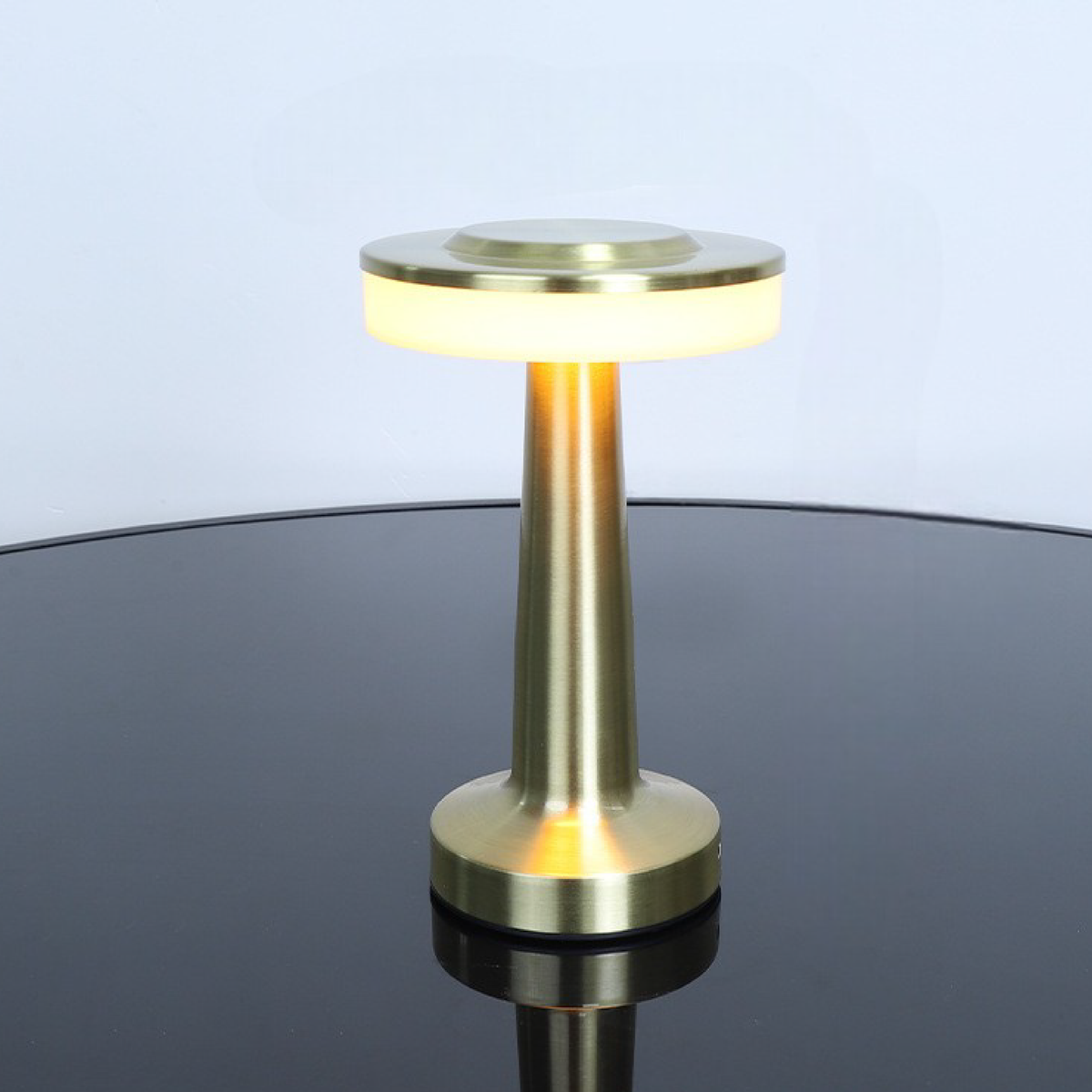 Nowoczesna metalowa lampa stołowa LED
