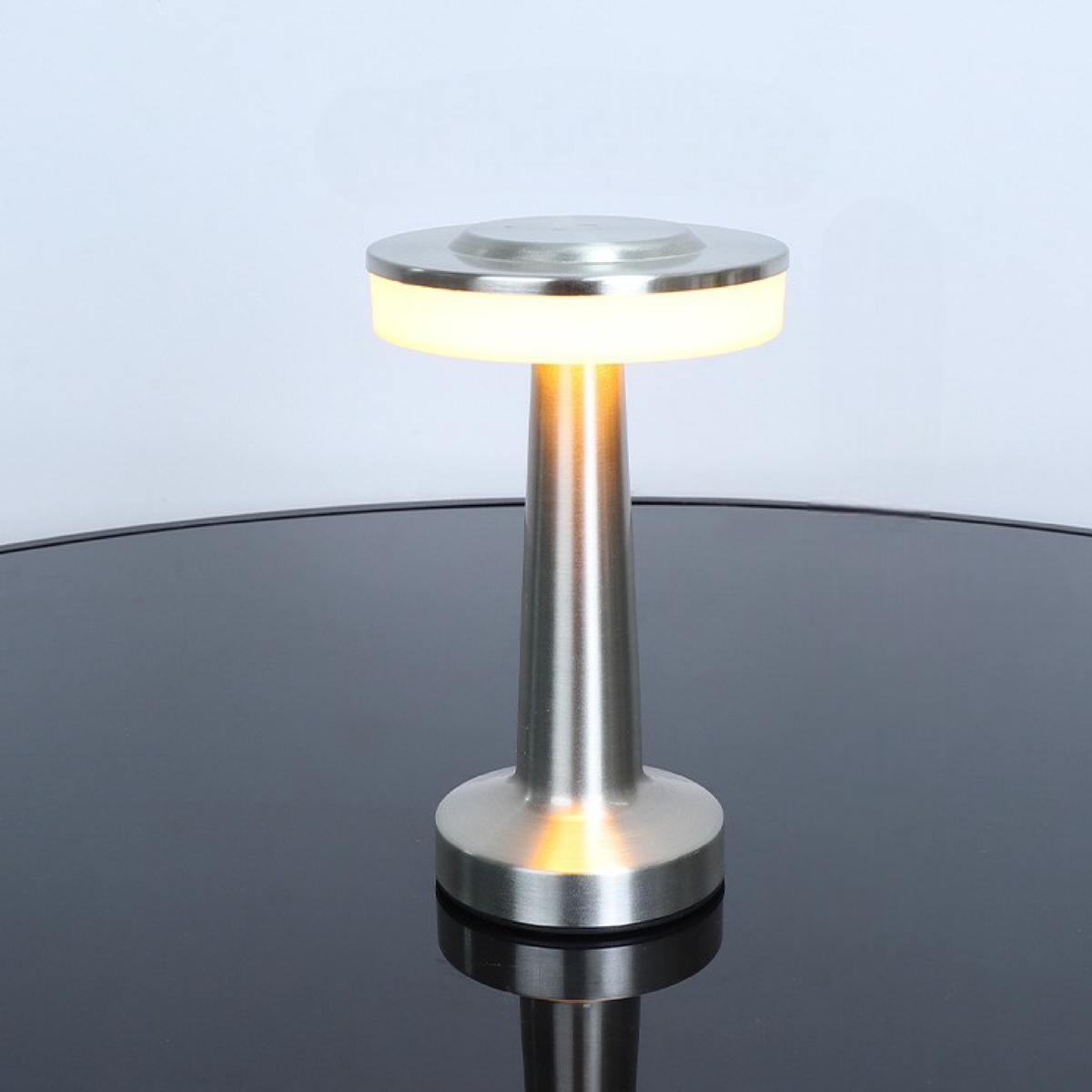Nowoczesna metalowa lampa stołowa LED