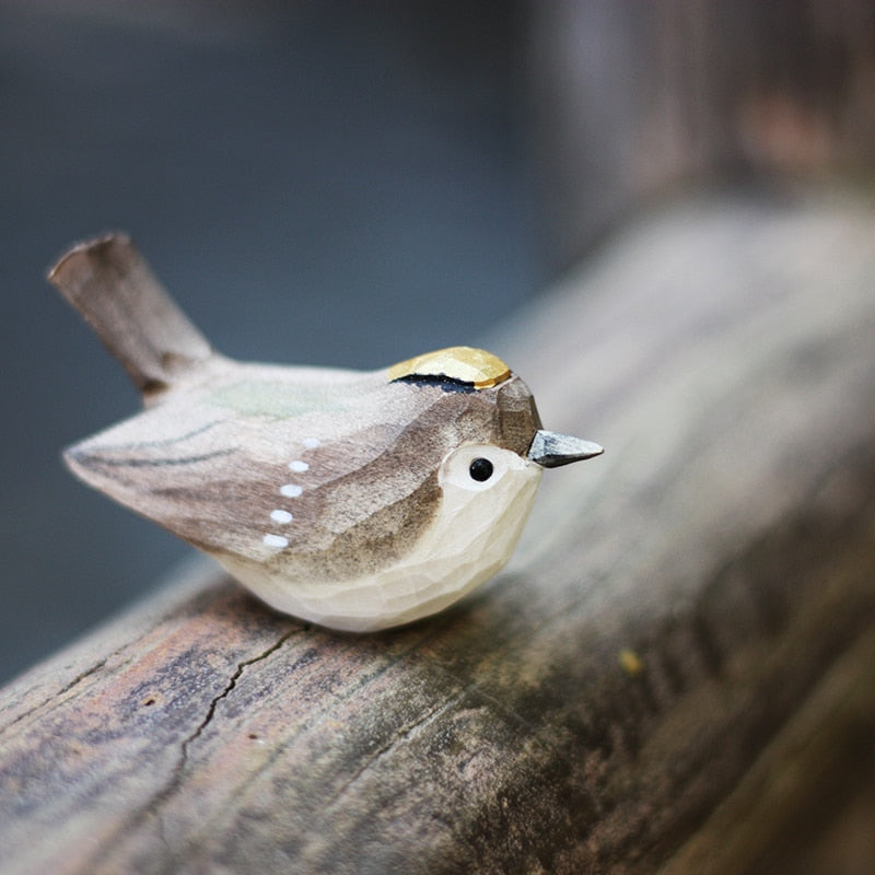 Handbeschilderd houten vogelbeeldje op een voetstuk