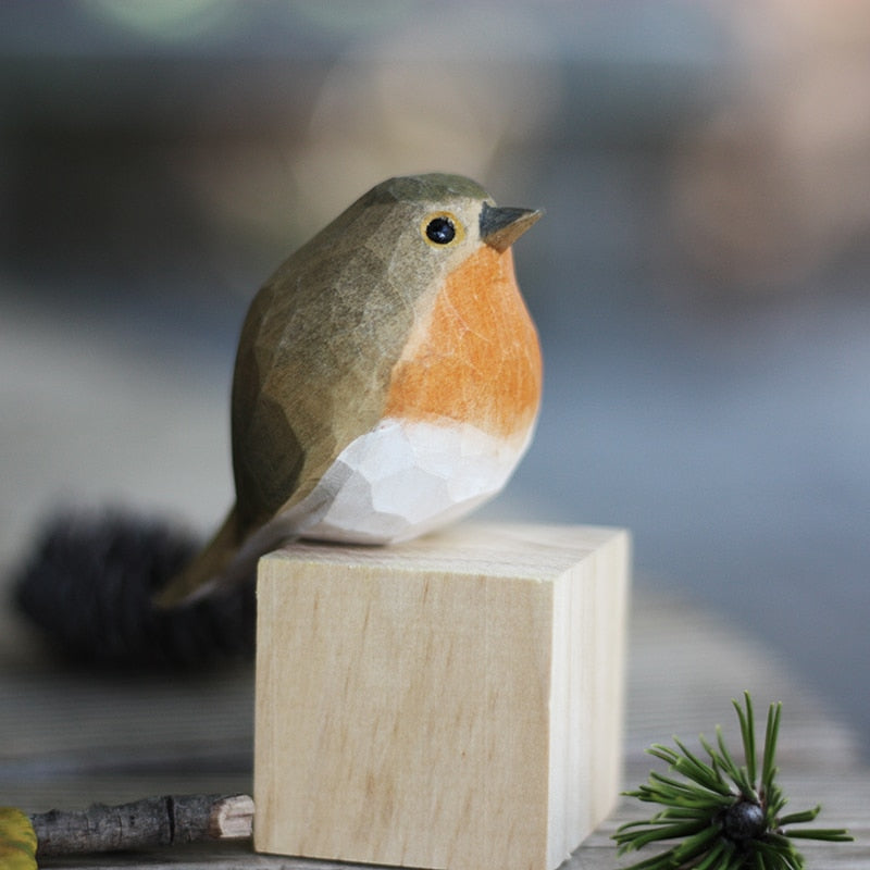 Handbeschilderd houten vogelbeeldje op een voetstuk