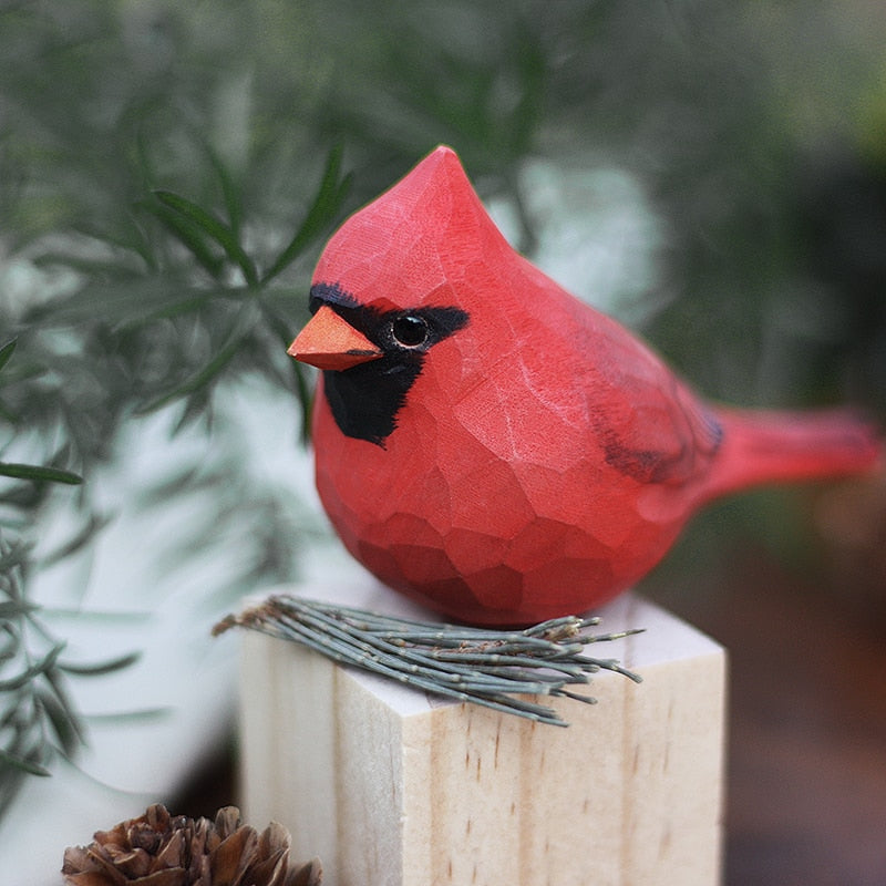 Handbeschilderd houten vogelbeeldje op een voetstuk