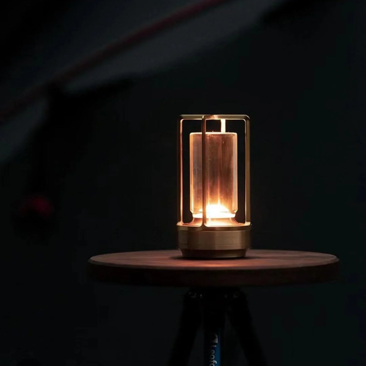 Draadloze metalen cilindrische lamp met kristal
