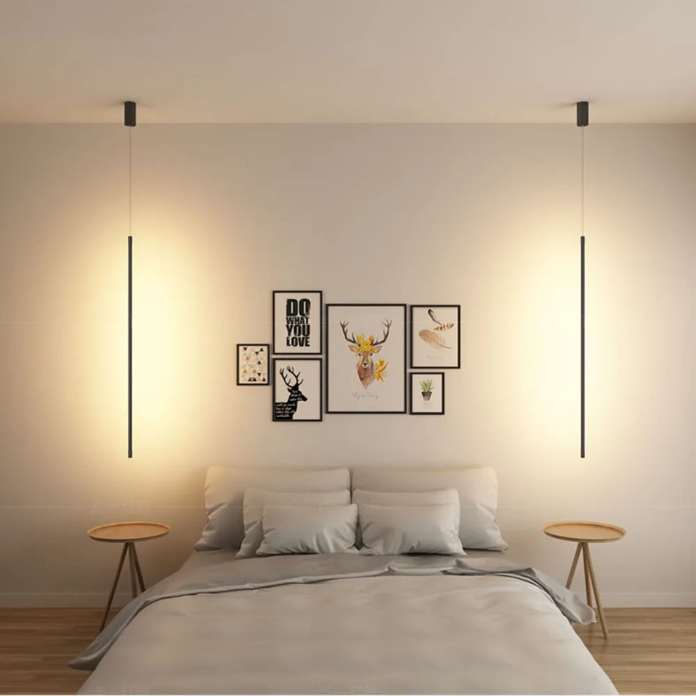 Minimalistische lineaire LED-hanglamp naast het bed