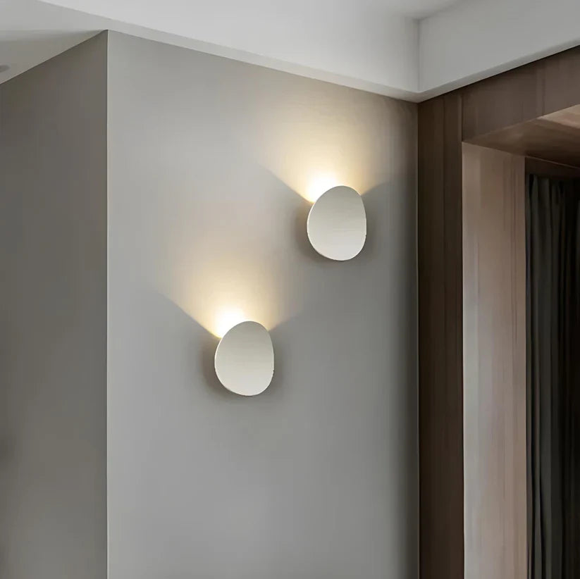 Elegancka metalowa lampa ścienna w kształcie dysku