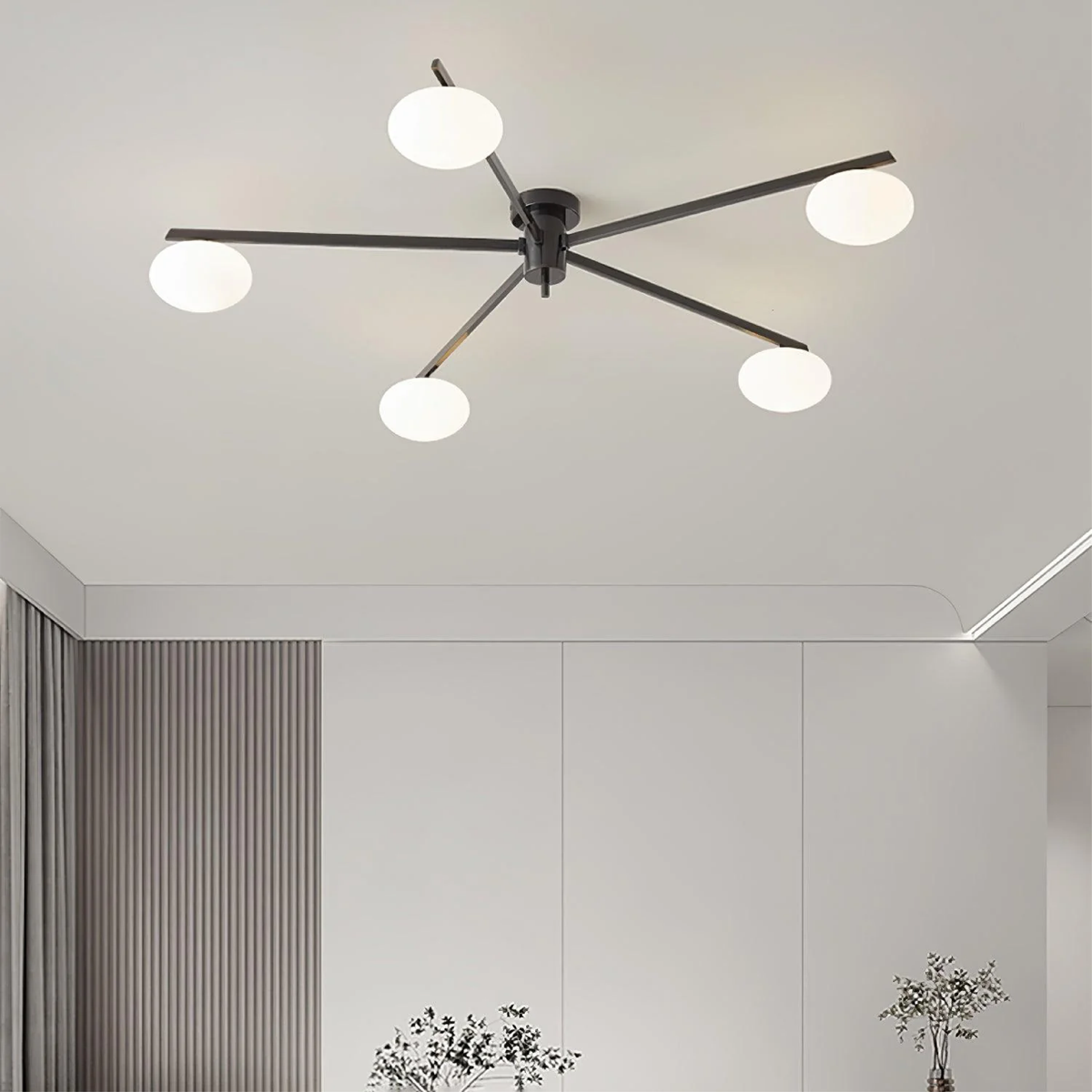 Minimalistyczna lampa sufitowa z wieloma ramionami