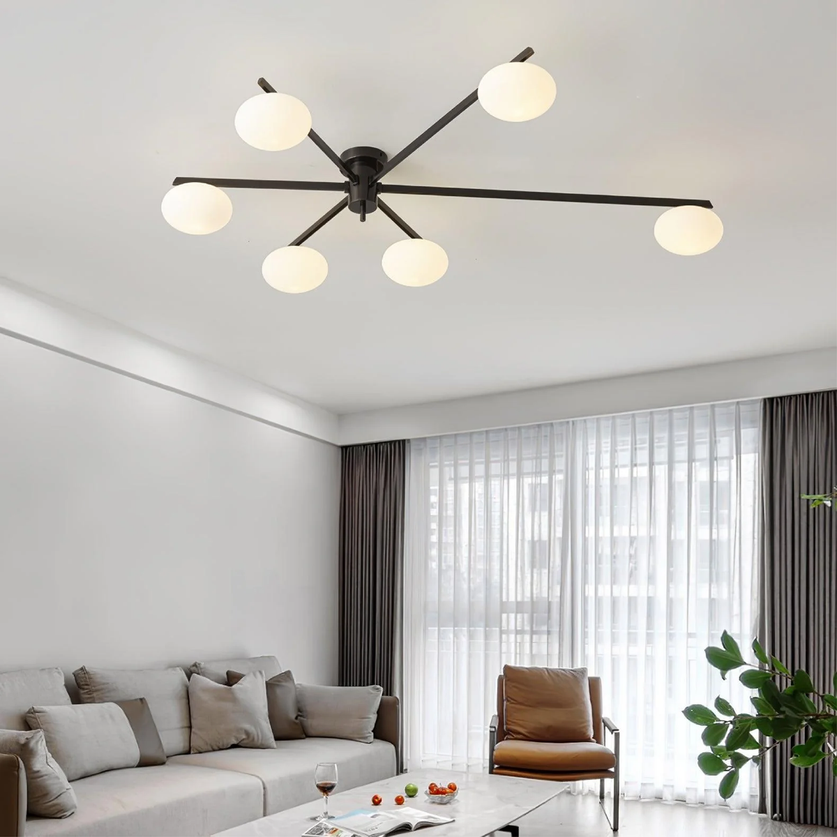 Minimalistyczna lampa sufitowa z wieloma ramionami
