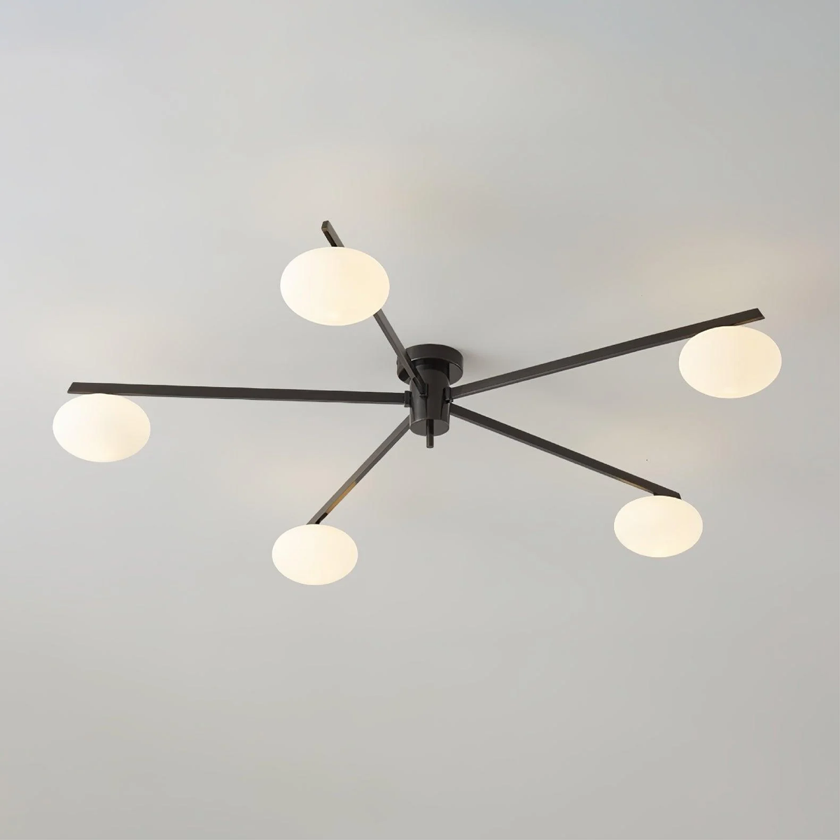 Minimalistyczna lampa sufitowa z wieloma ramionami