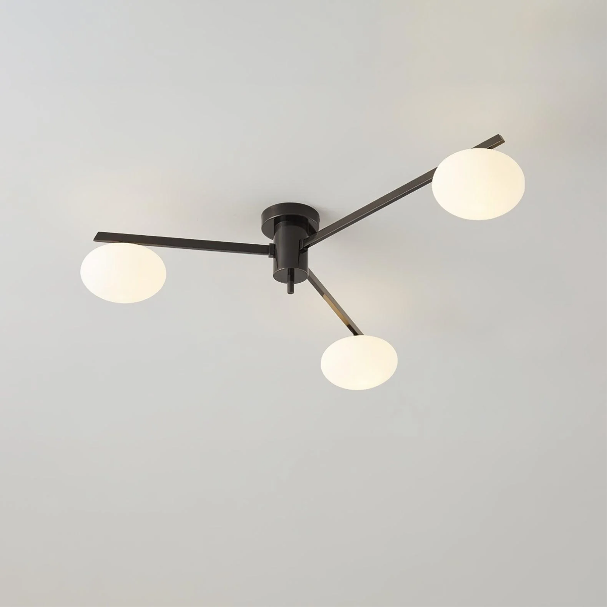 Minimalistyczna lampa sufitowa z wieloma ramionami