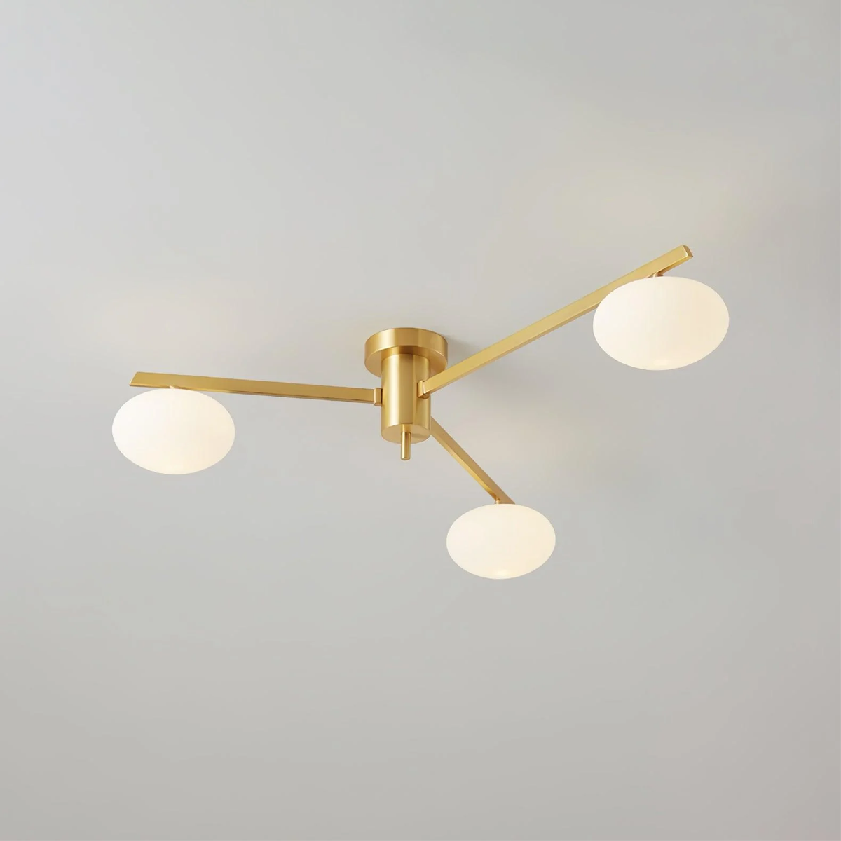 Minimalistyczna lampa sufitowa z wieloma ramionami