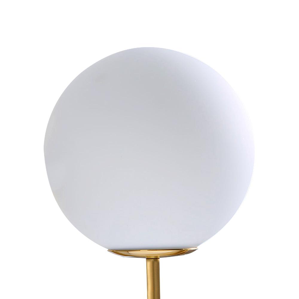 Glazen wandlamp met bolvormige kap en messing fitting