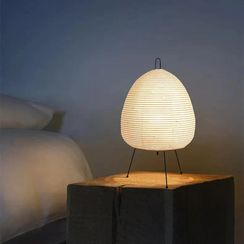 Stojąca lampa podłogowa z papierowym kloszem w stylu Japandi