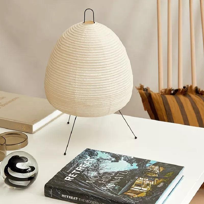 Stojąca lampa podłogowa z papierowym kloszem w stylu Japandi