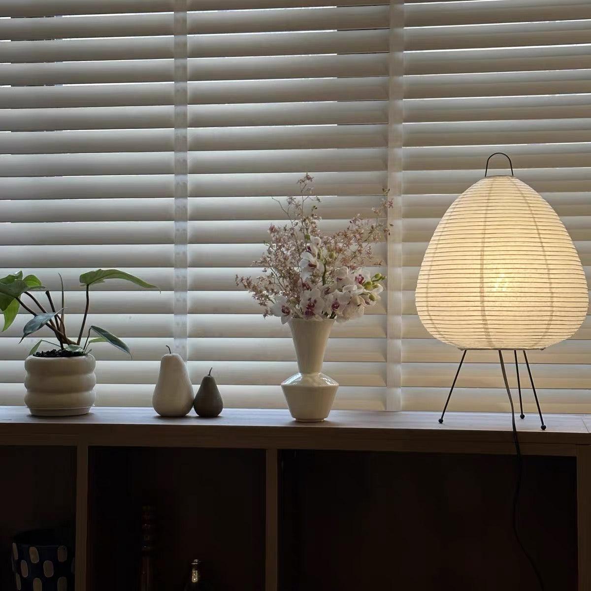 Stojąca lampa podłogowa z papierowym kloszem w stylu Japandi