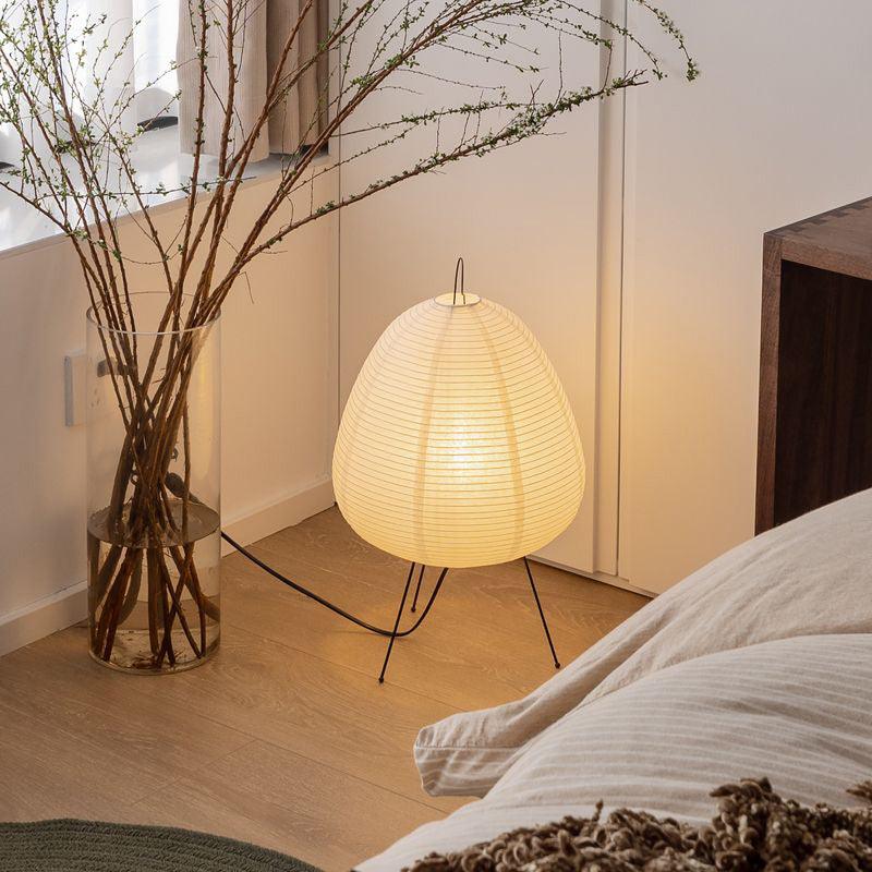 Stojąca lampa podłogowa z papierowym kloszem w stylu Japandi