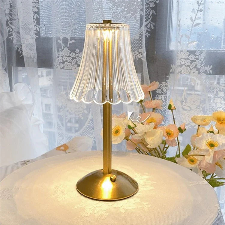 Lampa stołowa LED z kryształowym kloszem i złotym wykończeniem, aktywowana dotykiem