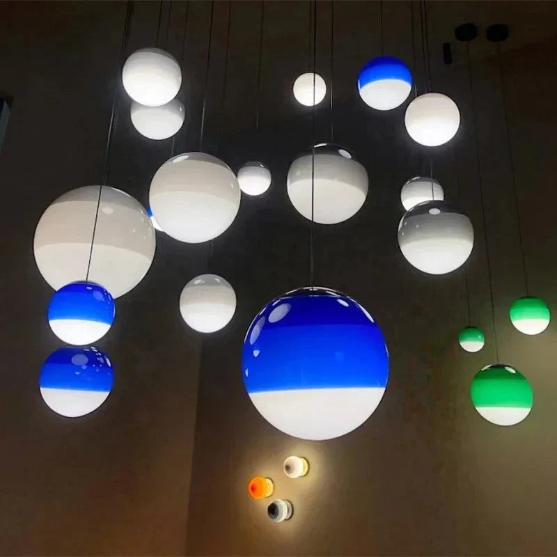 Szklana lampa wisząca z gradientowym zabarwieniem
