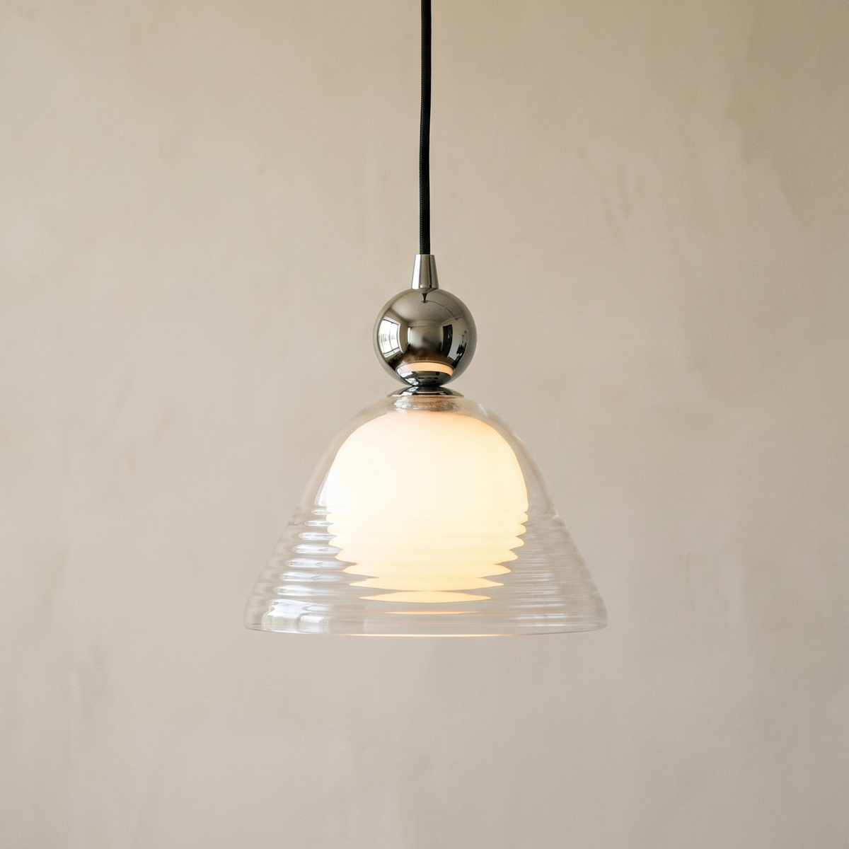 Nowoczesna lampa wisząca z przezroczystym stożkowym kloszem i szklaną kulą