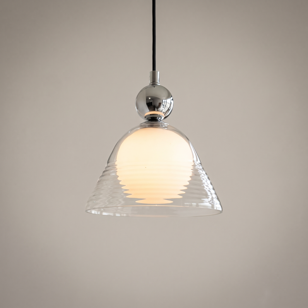 Nowoczesna lampa wisząca z przezroczystym stożkowym kloszem i szklaną kulą