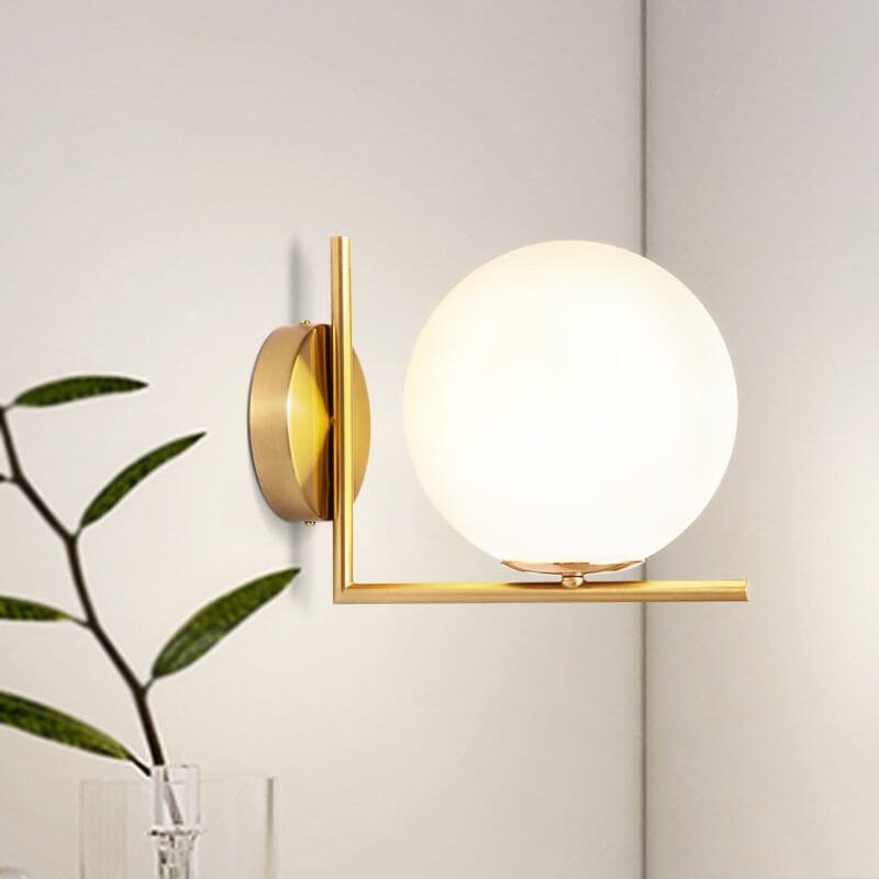 Glazen wandlamp met bolvormige kap en messing fitting