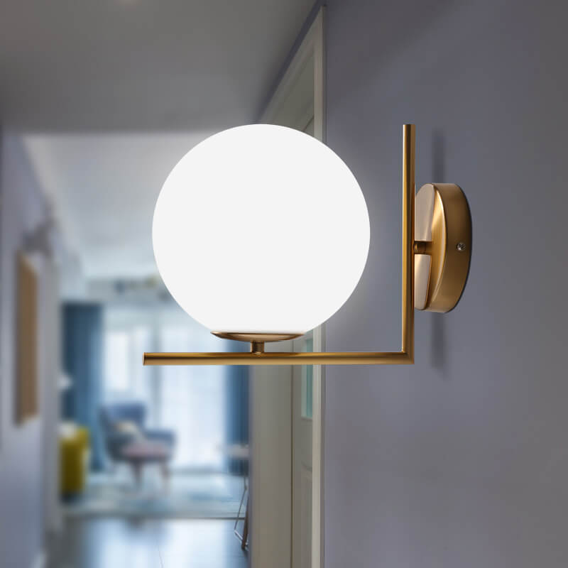 Glazen wandlamp met bolvormige kap en messing fitting