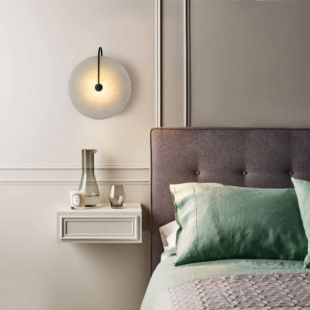 Ronde wandlamp met marmeren kap en zwart detail