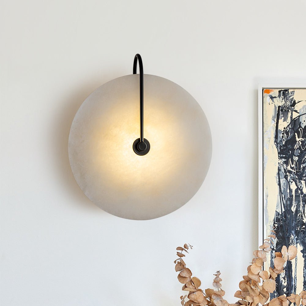 Ronde wandlamp met marmeren kap en zwart detail