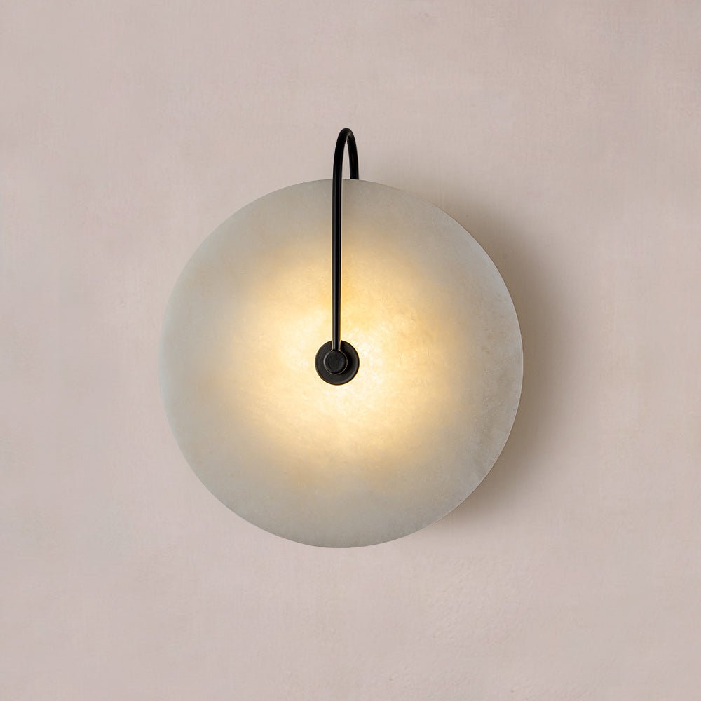 Ronde wandlamp met marmeren kap en zwart detail