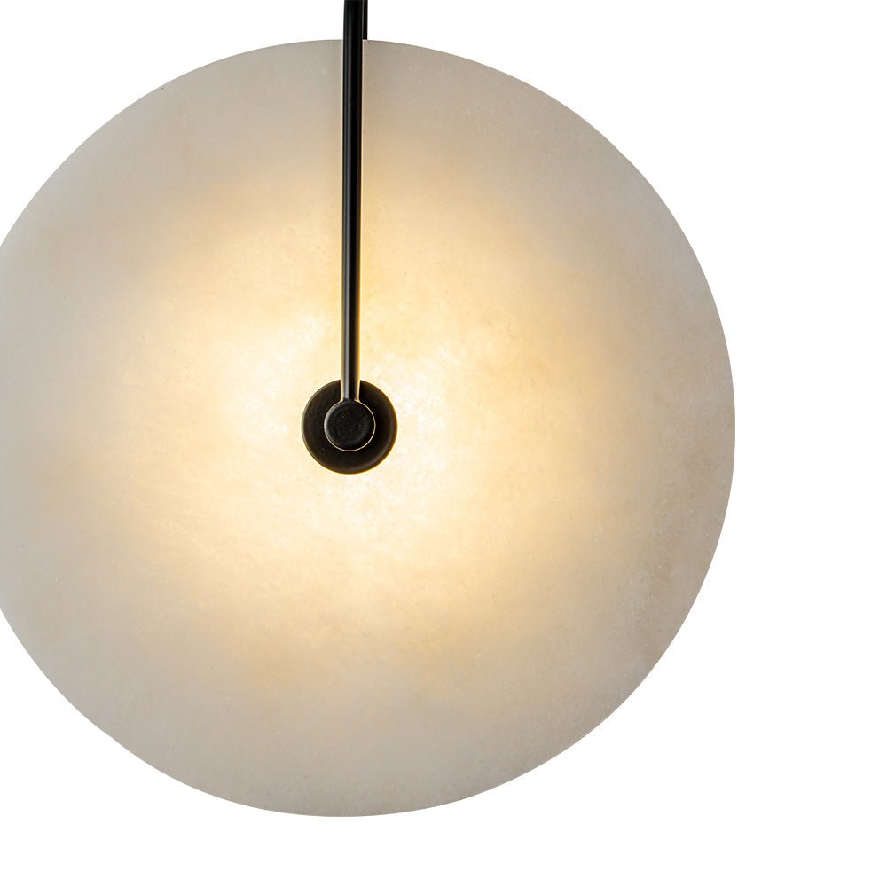 Ronde wandlamp met marmeren kap en zwart detail