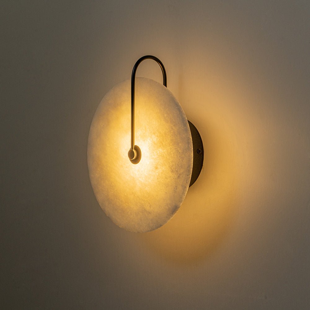Ronde wandlamp met marmeren kap en zwart detail