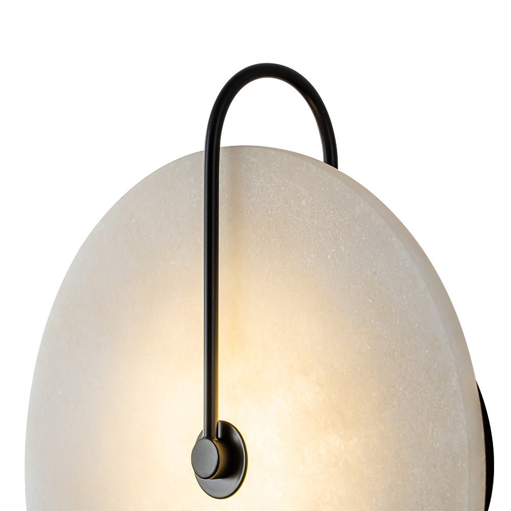 Ronde wandlamp met marmeren kap en zwart detail