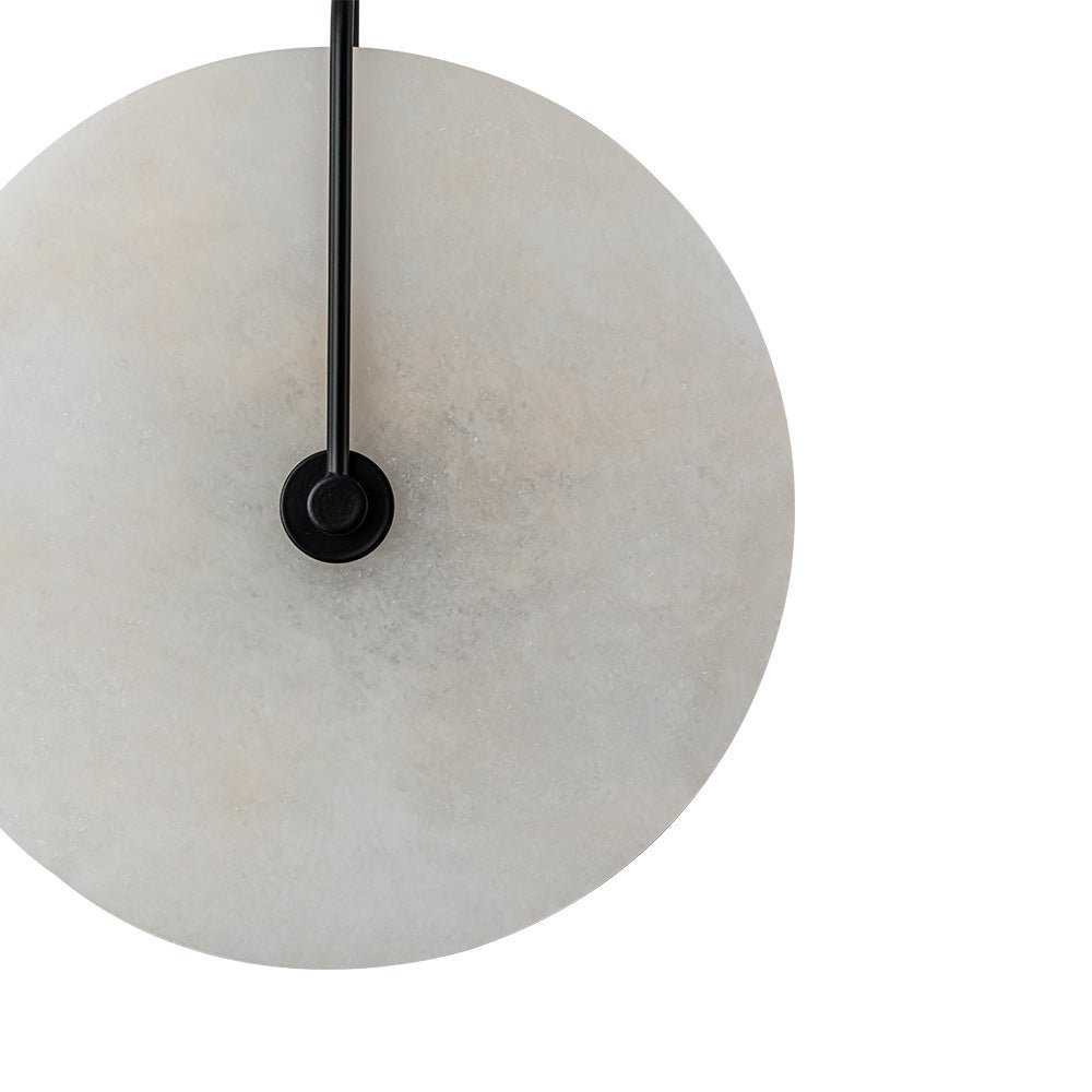 Ronde wandlamp met marmeren kap en zwart detail