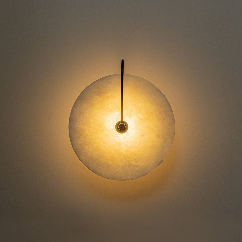 Ronde wandlamp met marmeren kap en zwart detail